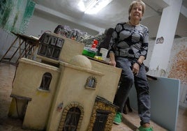 Plácida Novoa, presidenta de los belenistas, en el local de Ramón y Cajal donde trabaja.