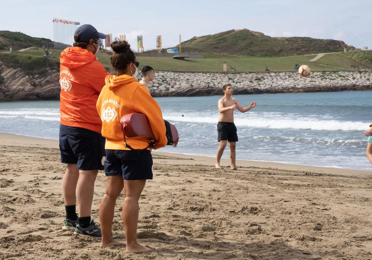 Servicio de salvamento en la playa de Salinas.