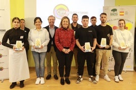 Ganadores y finalistas posan con sus premios acompañados de la consejera de Educación, Lydia Espina; el secretario de la DOP Baena, José Manuel Bajo, y el director del CIFP de Hostelería y Turismo de Gijón, Roberto Suárez Malagón