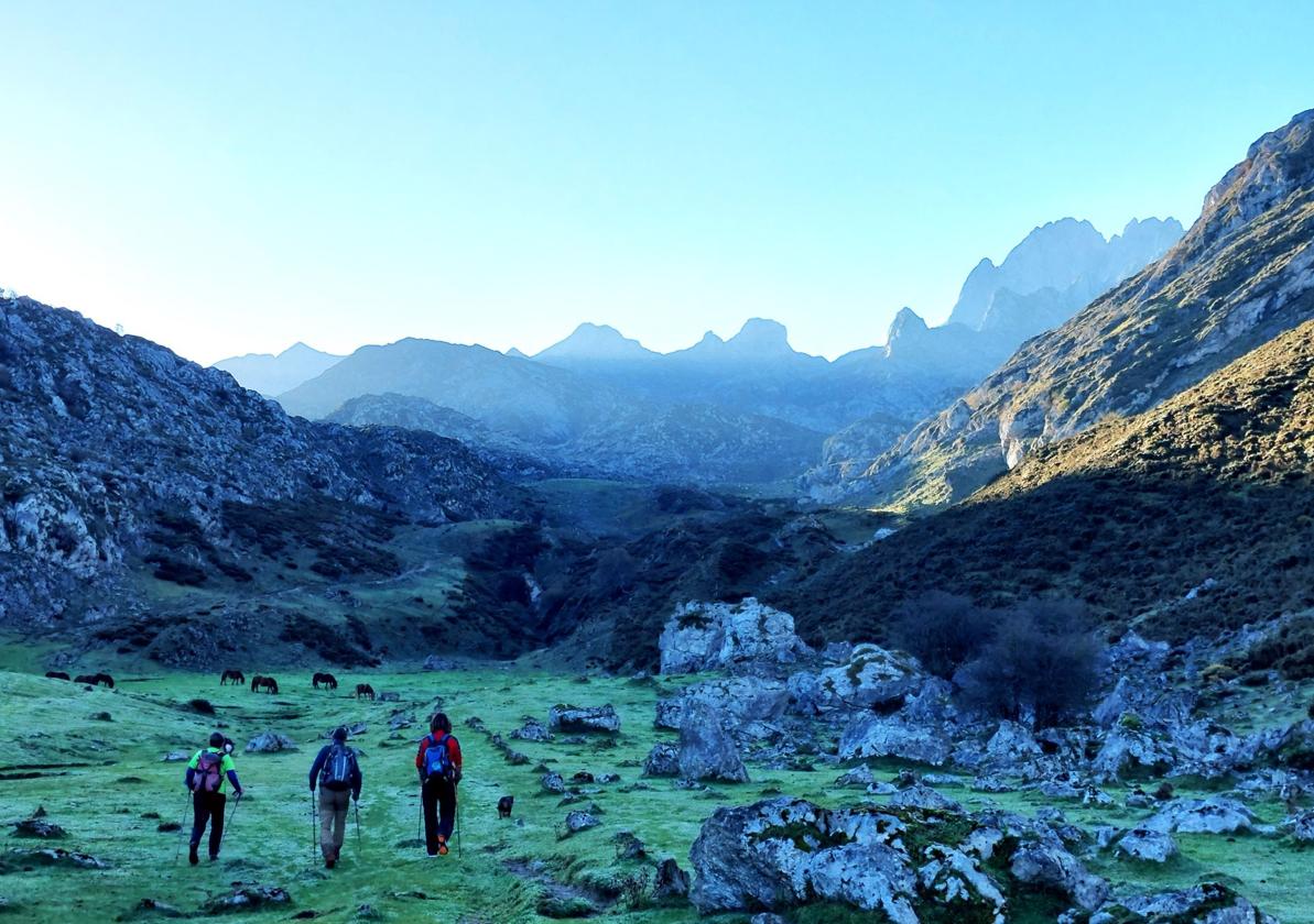 01-En esta ruta no hace falta llegar al Cotalba para disfrutar de enormes vistas, paisajes únicos y colosos cercanos. Camino de Vegarredonda, en la vega de Canrasu, ya se abarcan grandes vistas