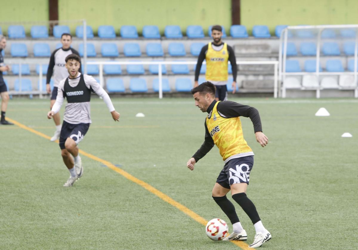 Natalio, en un entrenamiento del Real Avilés en La Toba.