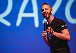 David Cepo, en el escenario durante su show.