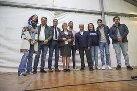 Los homenajeados, en el centro, rodeados de las autoridades y la comisión de festejos.