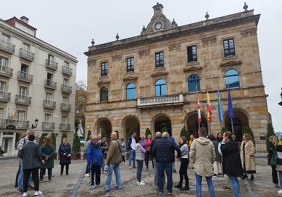 Concentración frente al Ayuntamiendo de Gijón durante el paro al mediodía.