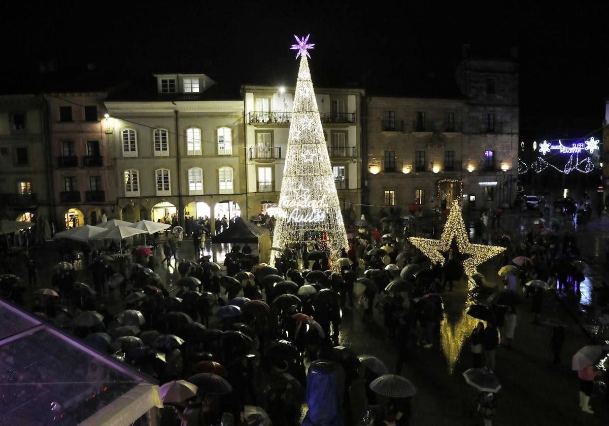 Árbol luminoso instalado en la plaza de España de Avilés la pasada Navidad.