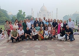La expedición delante del Taj Mahal.