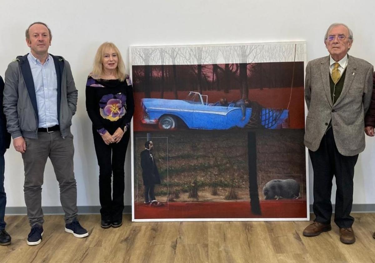 Los miembros del jurado del Certamen Nacional de Pintura de Villaviciosa, con el cuadro ganador.