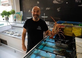 José Pereira Ordóñez muestra producto en su restaurante gijonés.