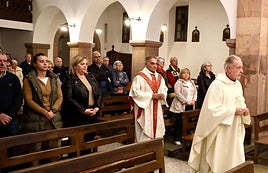 Los vecinos durante la celebración de la misa por la virgen del Patrocinio en la parroquia de Vega.