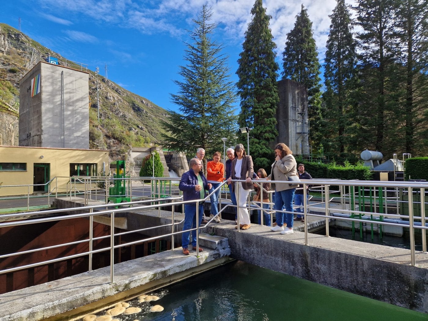 Nieves Roqueñí y Manuel Gutiérrez, acompañados del equipo de gobierno de Sobrescobio en la actual planta potabilizadora.