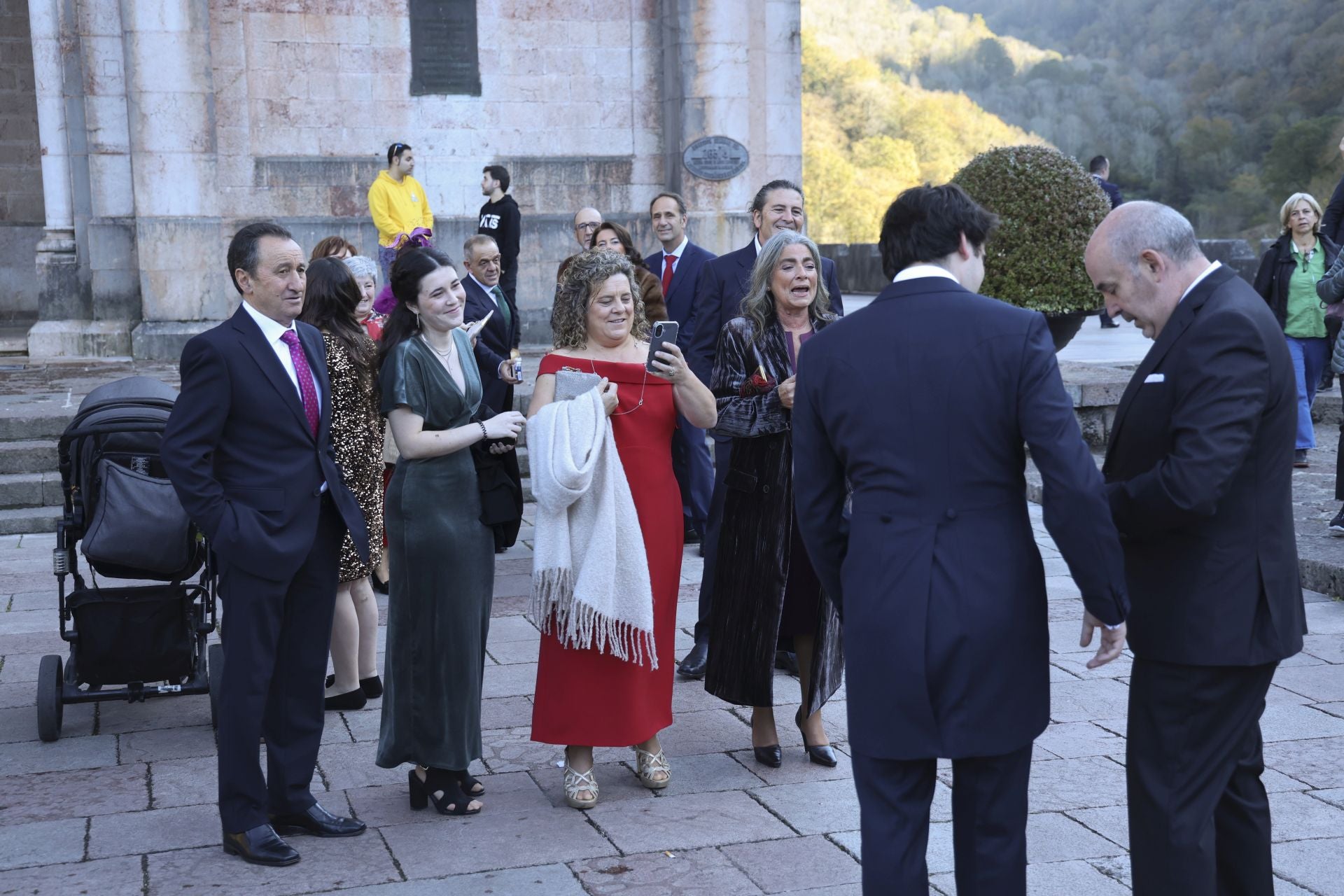 Boda de ensueño en Covadonga: Luz Cano y Alejandro Merino se casan en el Santuario