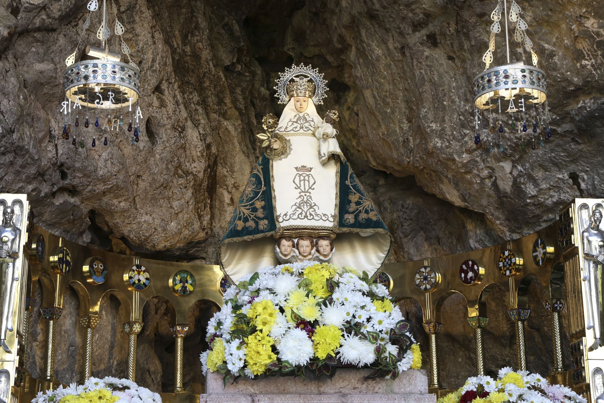 Boda de ensueño en Covadonga: Luz Cano y Alejandro Merino se casan en el Santuario