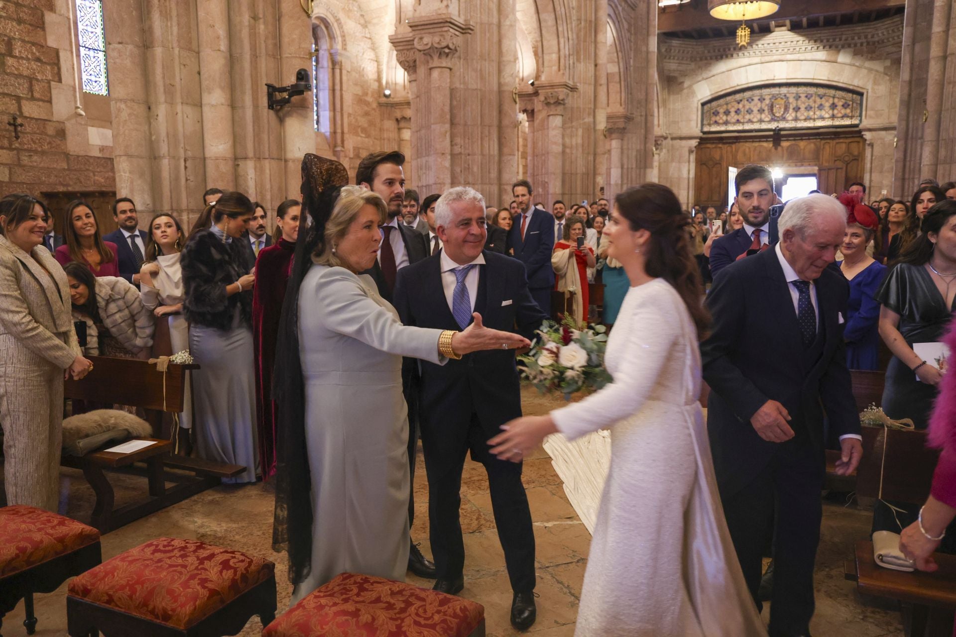 Boda de ensueño en Covadonga: Luz Cano y Alejandro Merino se casan en el Santuario