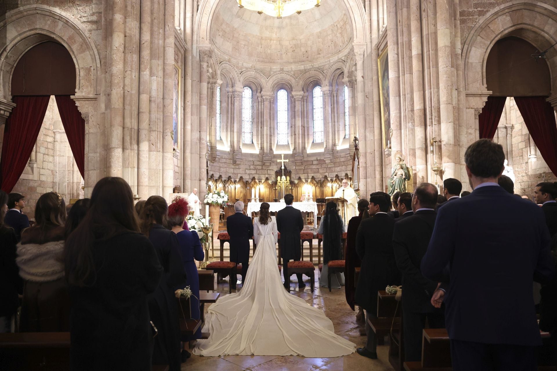 Boda de ensueño en Covadonga: Luz Cano y Alejandro Merino se casan en el Santuario