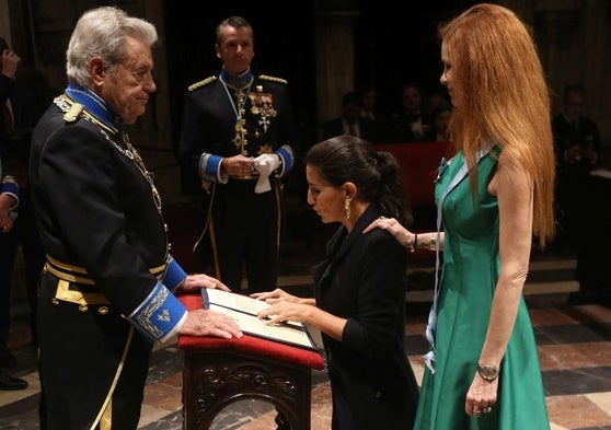 La expresidenta de Vox en Madrid, Rocío Monasterio recibe la medalla de dama acompaña por su madrina, Olivia de Borbón. fotos: Mario rojas