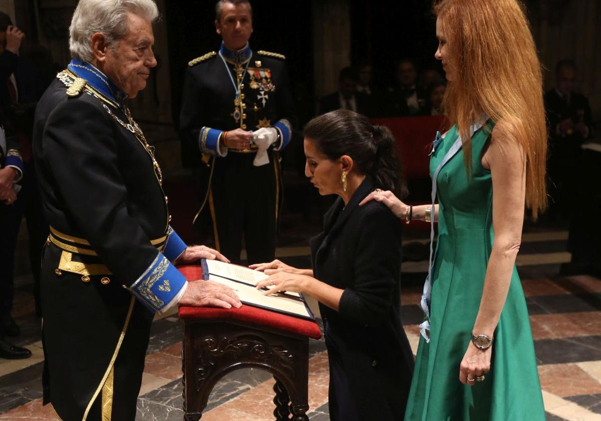 La expresidenta de Vox en Madrid, Rocío Monasterio recibe la medalla de dama acompaña por su madrina, Olivia de Borbón. fotos: Mario rojas