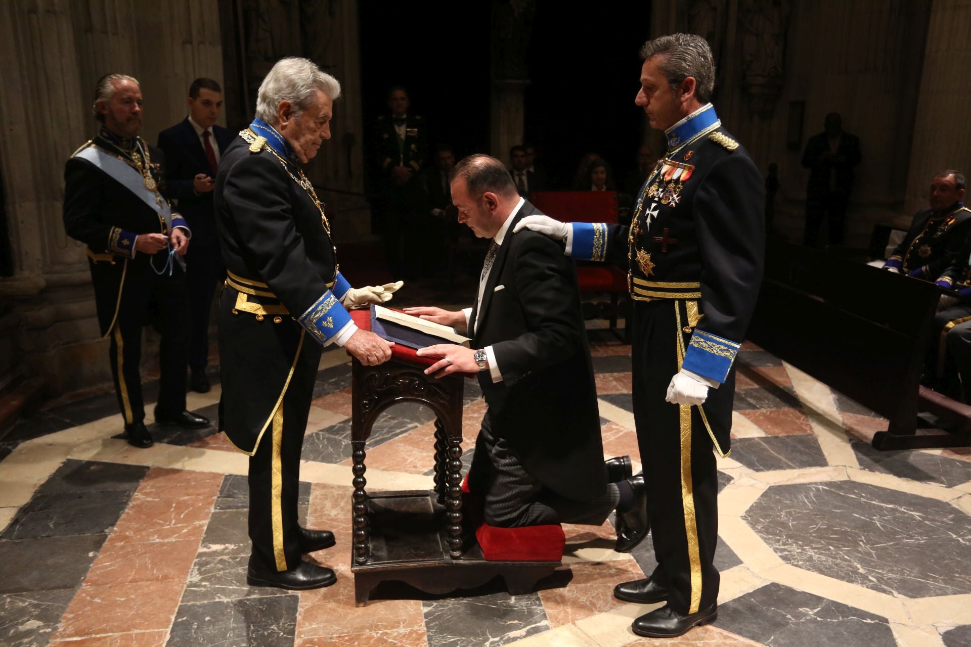 El Real Cuerpo de la Nobleza entrega en Oviedo las medallas a los nuevos Caballeros y Damas