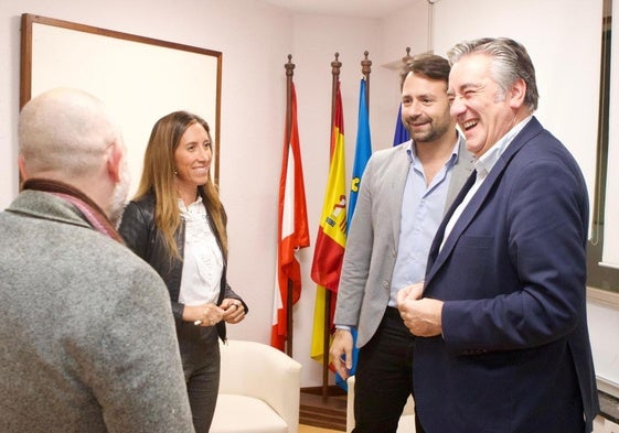 Rodrigo Pintueles, Ángela Pumariega, Álvaro Queipo y Pablo González, en la sede del PP en Gijón.