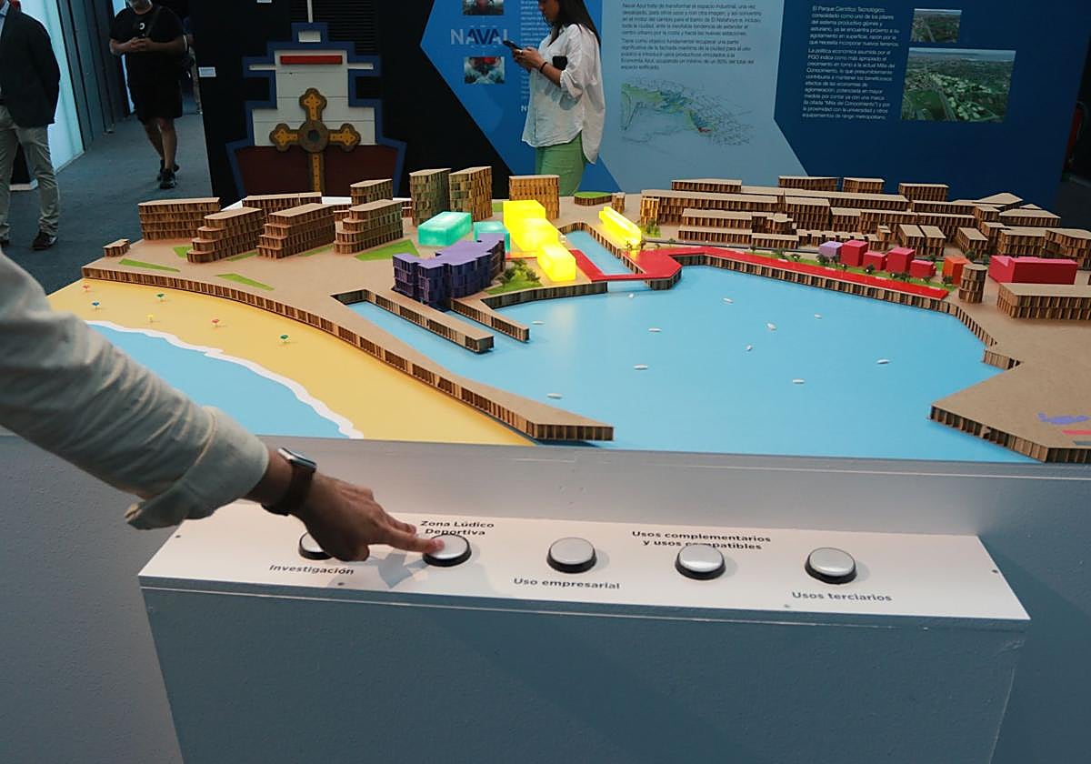 Maqueta presentada en a Feria de Muestras sobre cómo será el desarrollo de los terrenos de Naval Gijón.