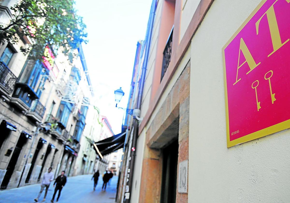 La entrada a un alojamiento turístico en la calle Altamirano.