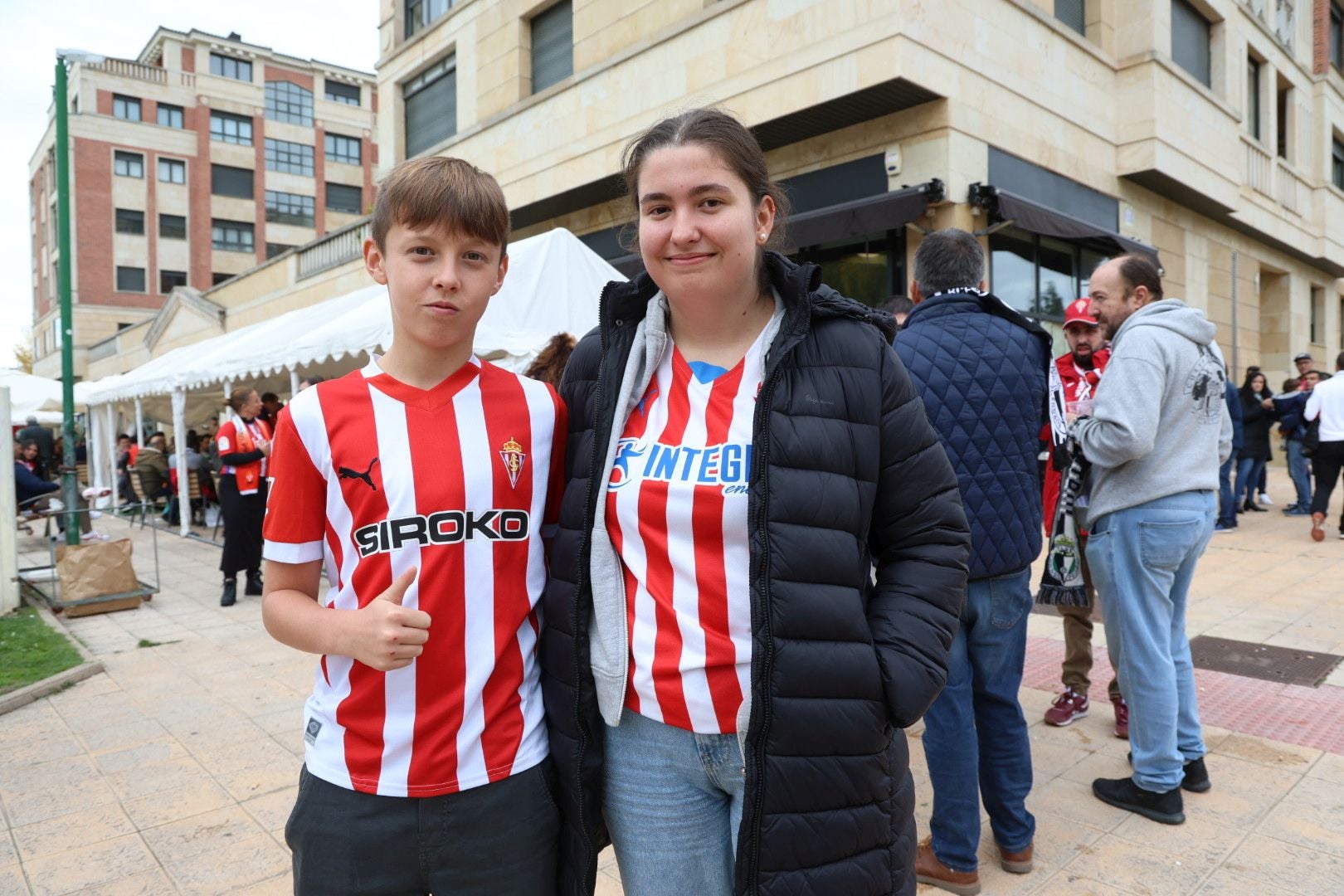 La afición del Sporting inunda Burgos de rojiblanco