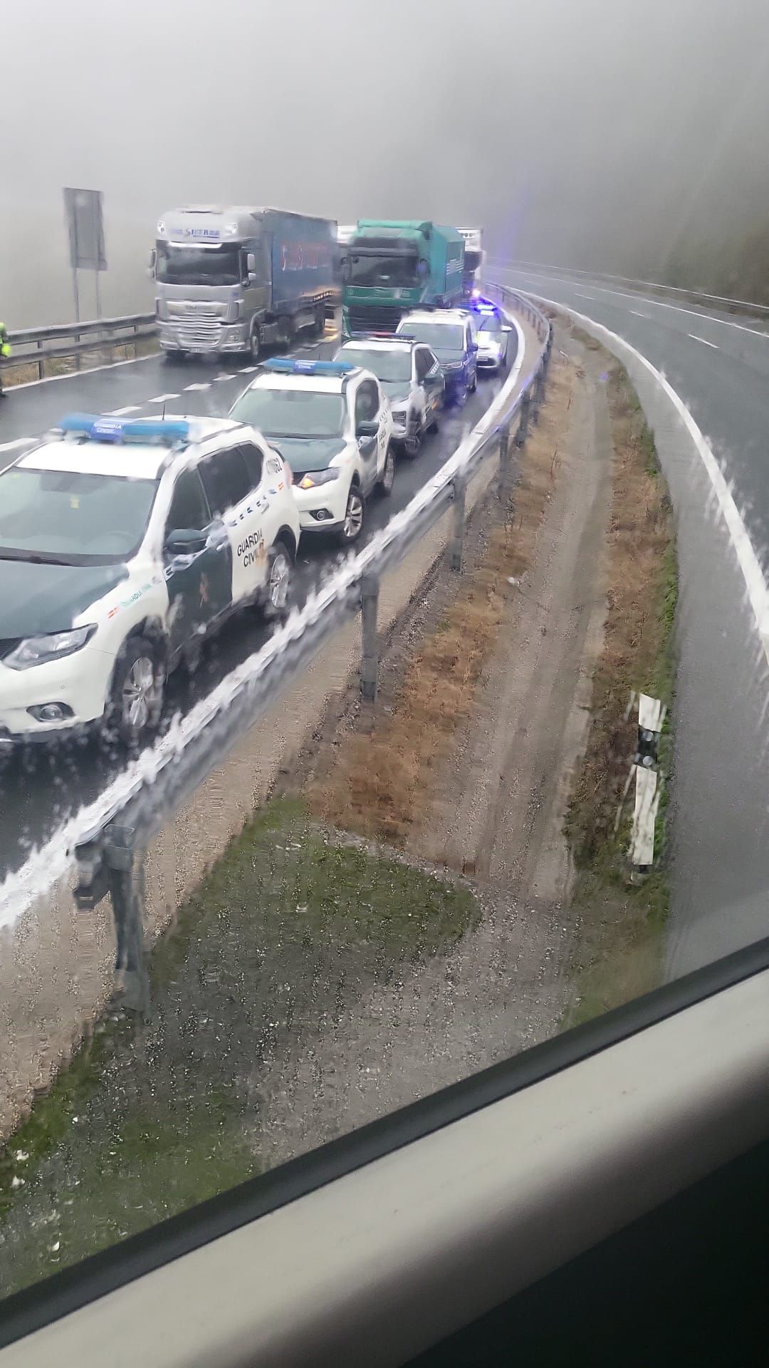 Así es el argayo que corta la autopista del Huerna