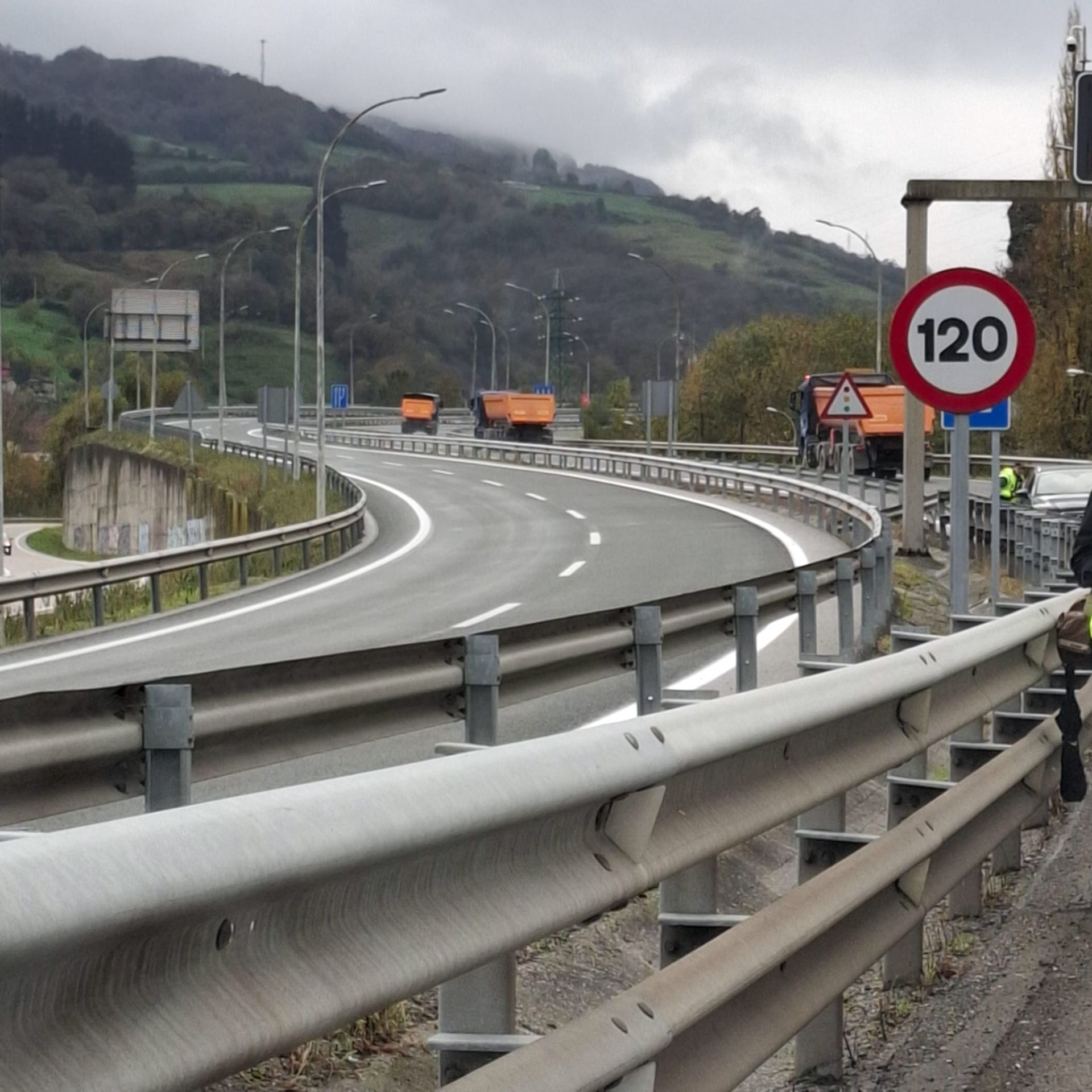 Así es el argayo que corta la autopista del Huerna