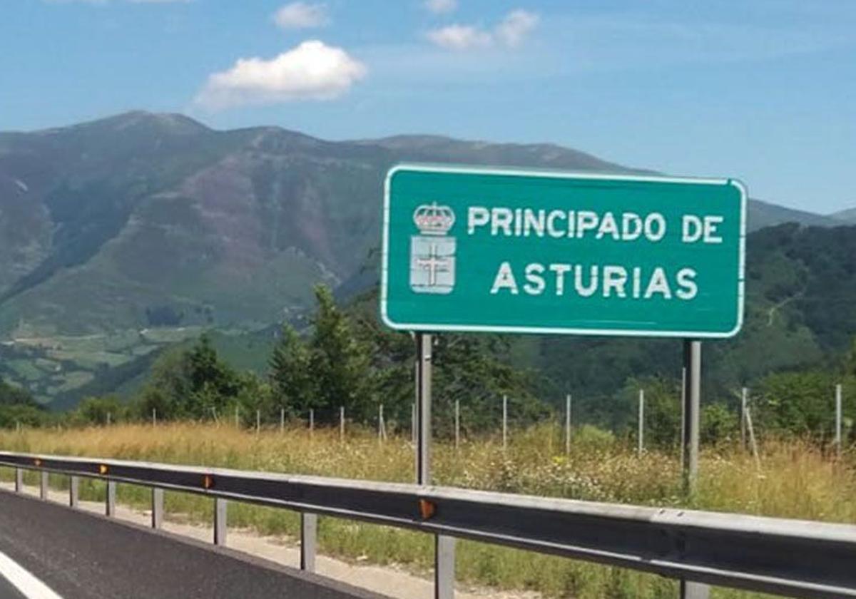 Cartel de bienvenida al Principado en la autopista del Huerna.