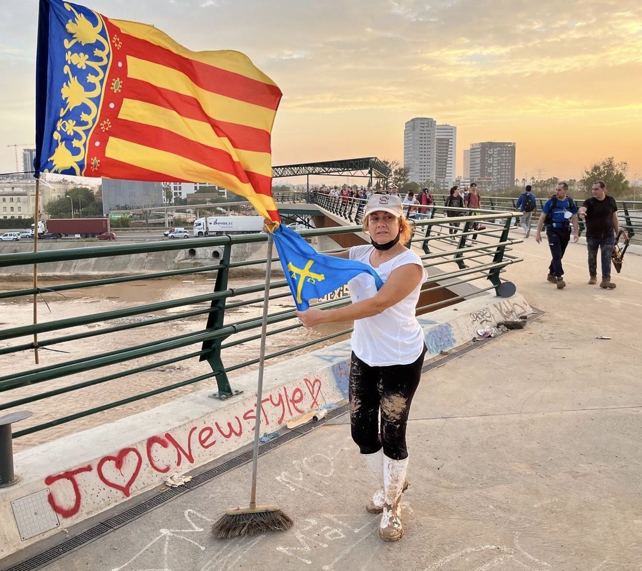 A María Jesús Moreno 'Chusa' la DANA le pilló visitando a su hijo en Valencia y, ante el desastre causado por las inundaciones, no dudó en cruzar el puente del Turia para echar una mano. Caminó 22 kilómetros, de pueblo en pueblo, preguntando «¿necesitáis ayuda?». Esta profesora gijonesa limpió barro de casas, negocios y calles durante más de 12 horas.