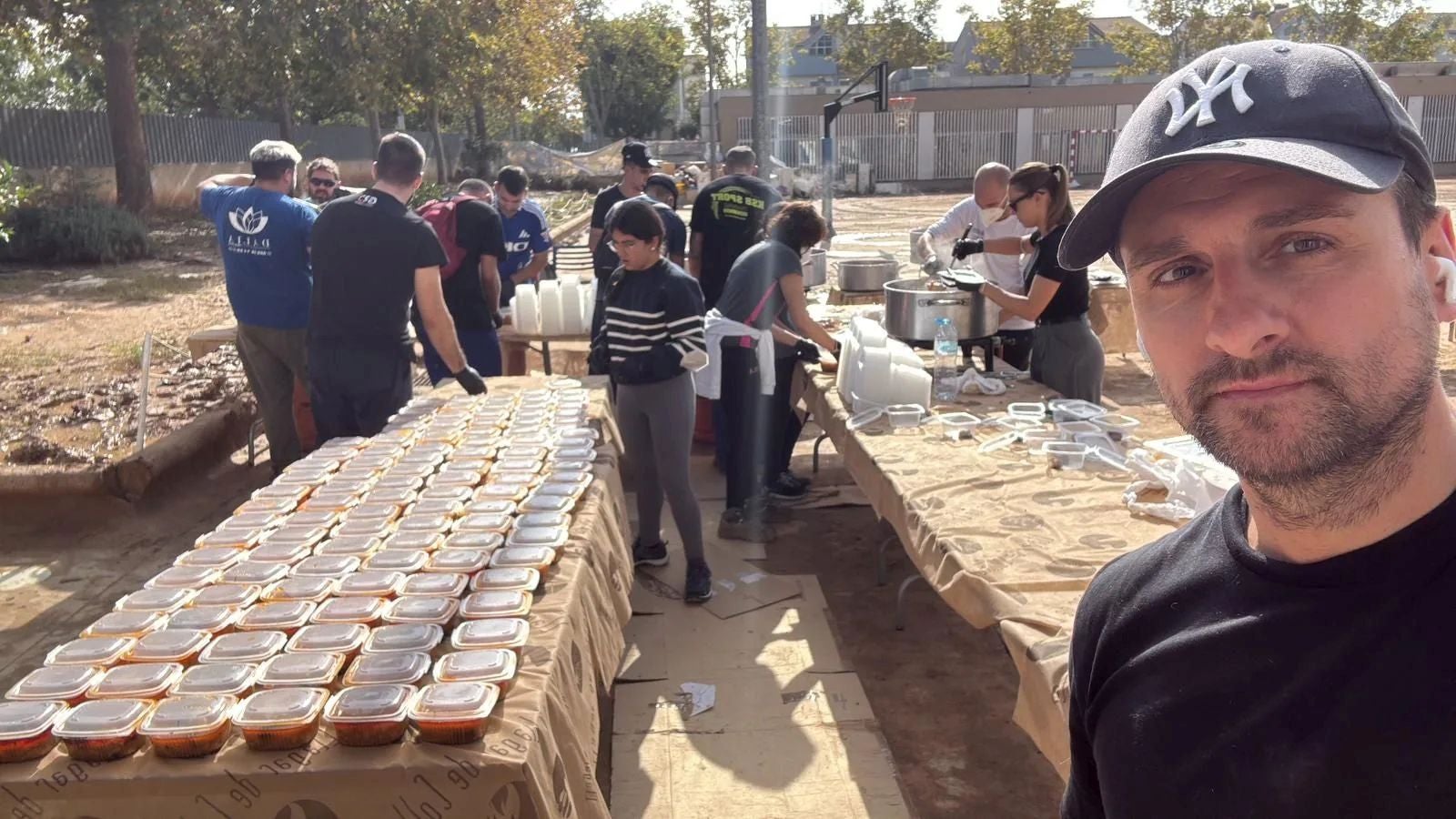 Un millar de raciones de fabes ha cocinado el dueño del Llagar de Colloto para voluntarios y vecinos en Paiporta, epicentro del desastre.