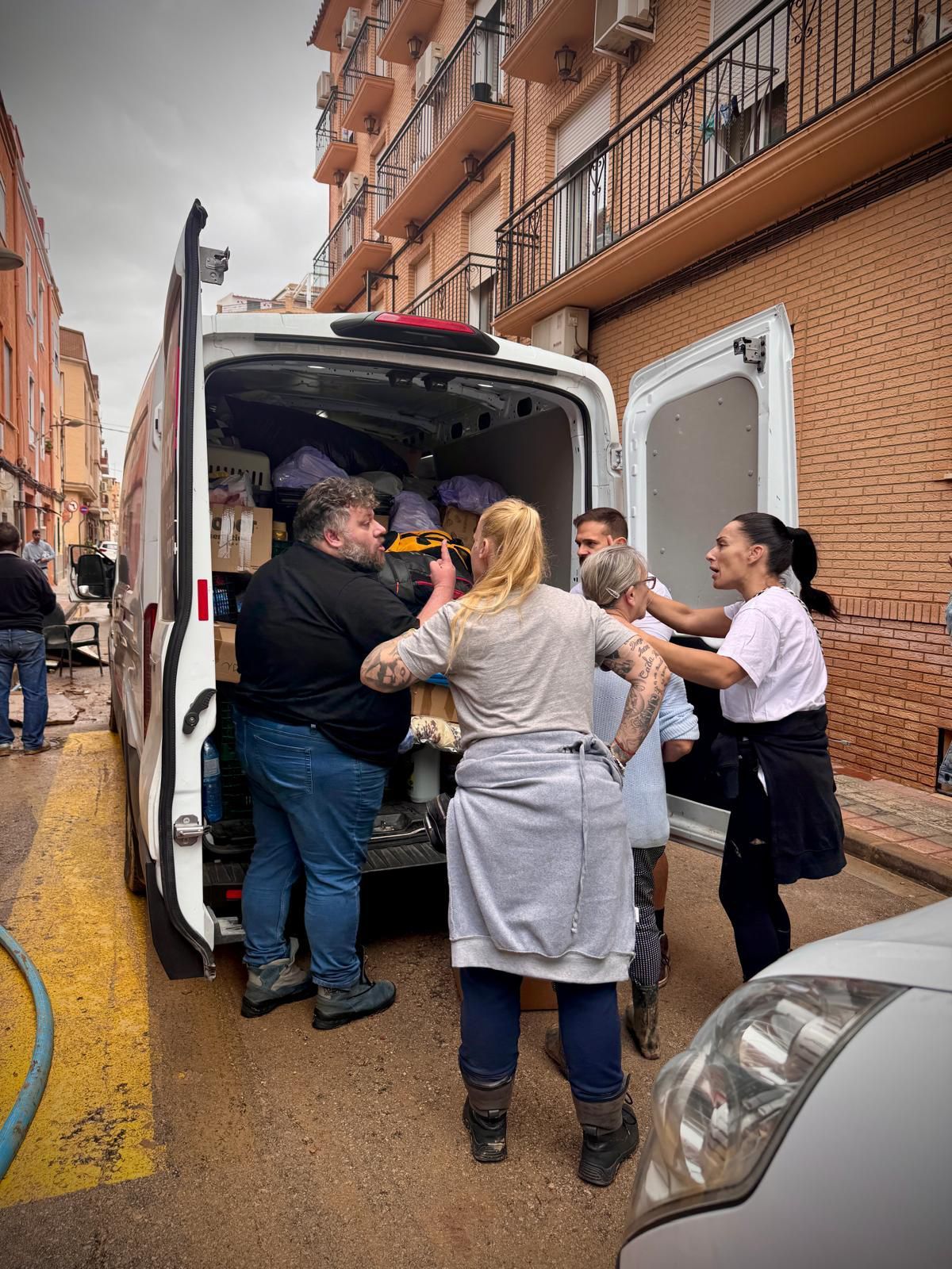 Rodrigo Fortuny (a la izquierda) ha organizado, junto a un grupo de amigos, dos viajes a Valencia en menos de una semana. Reparten a pie de calle todo lo que recaudan para garantizar que la ayuda llega en tiempo y forma. Desde San Esteban al epicentro de una catástrofe que «nos ha dejado impactados». 