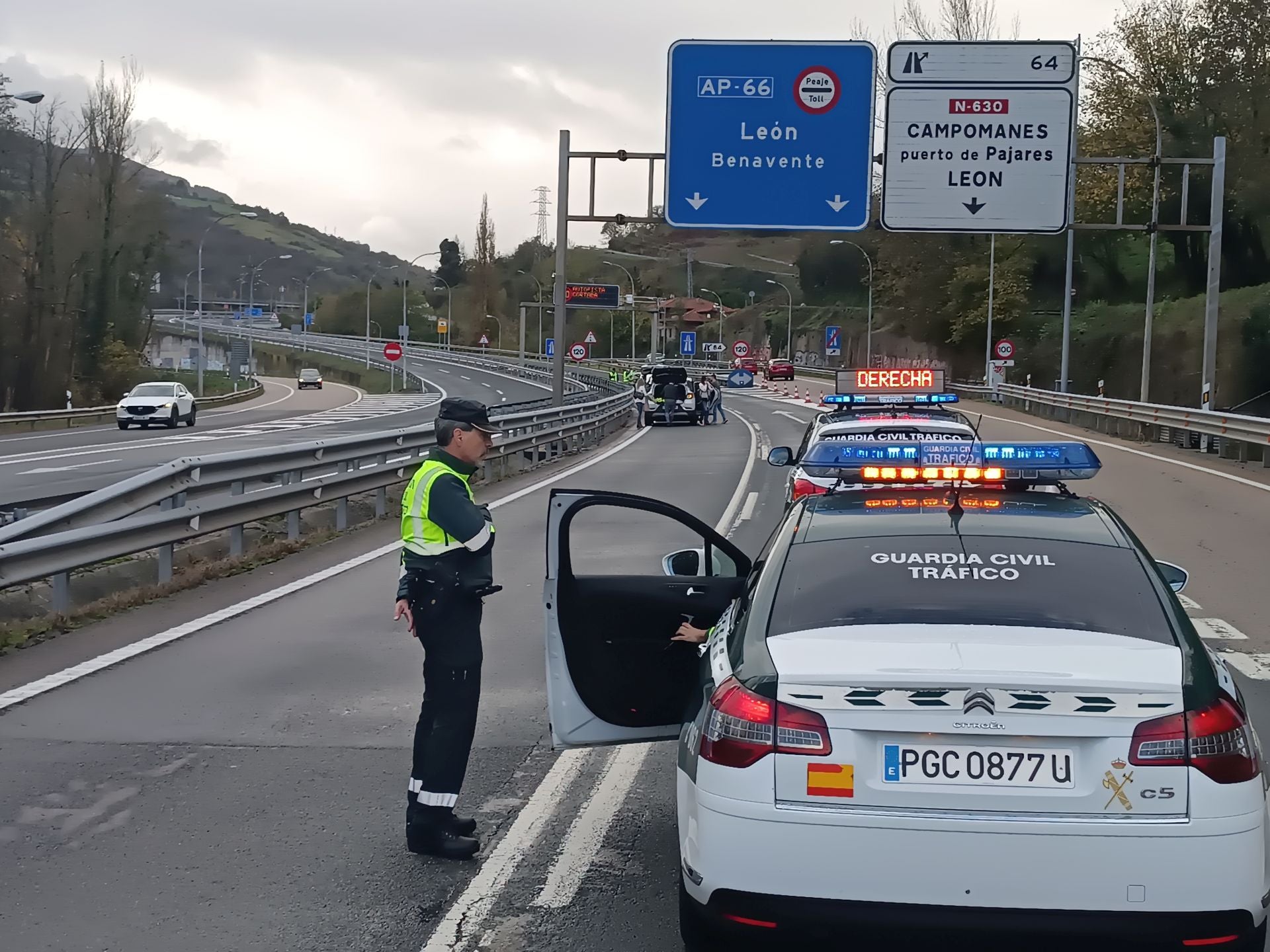 Así es el argayo que corta la autopista del Huerna