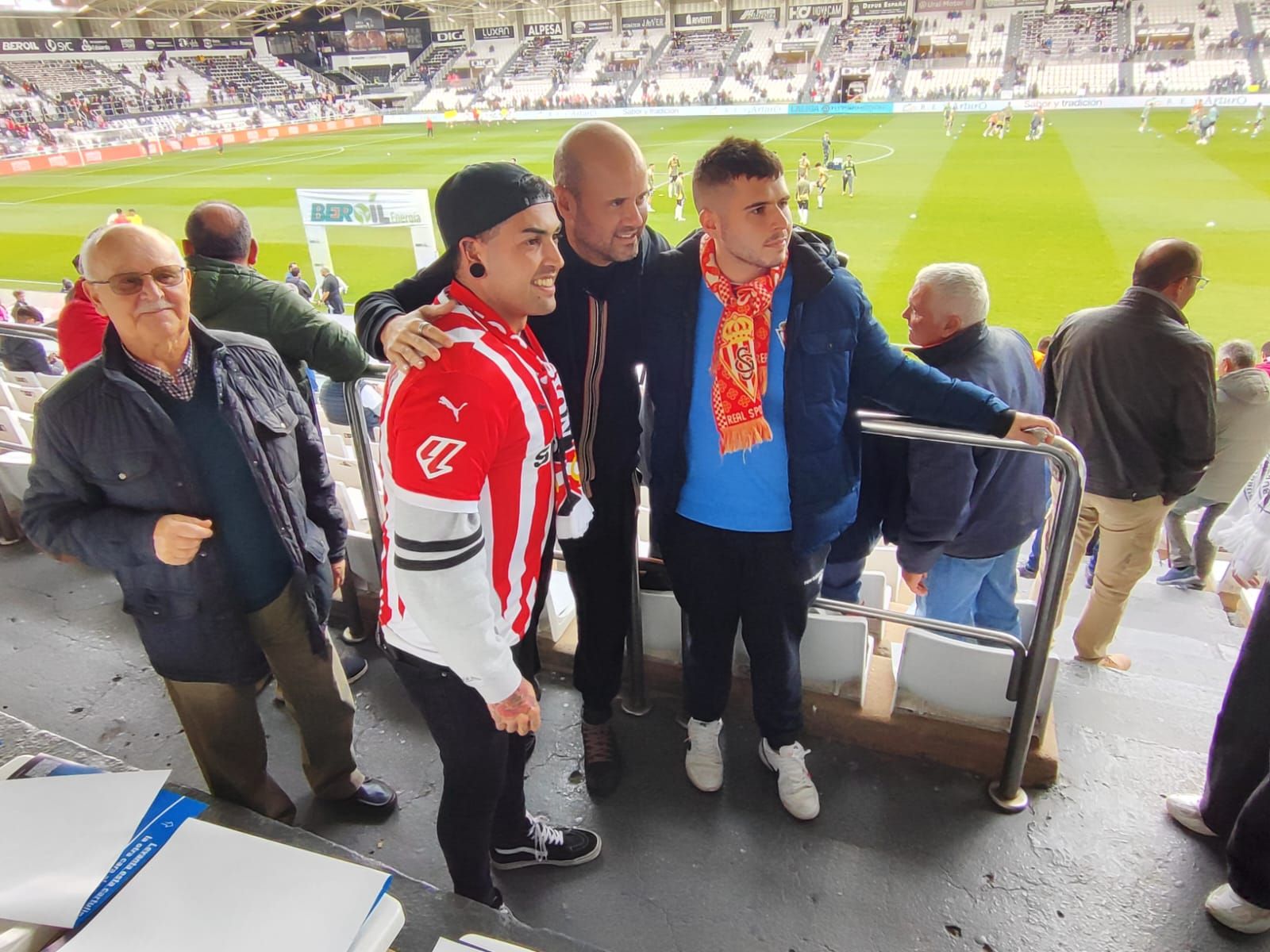 Miguel Ángel Ramírez se fotografía con dos aficionados del Sporting.