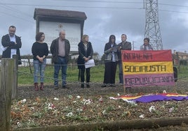 Intervenciones de familiares y políticos en la fosa común de San Miguel de la Barreda, en Siero.