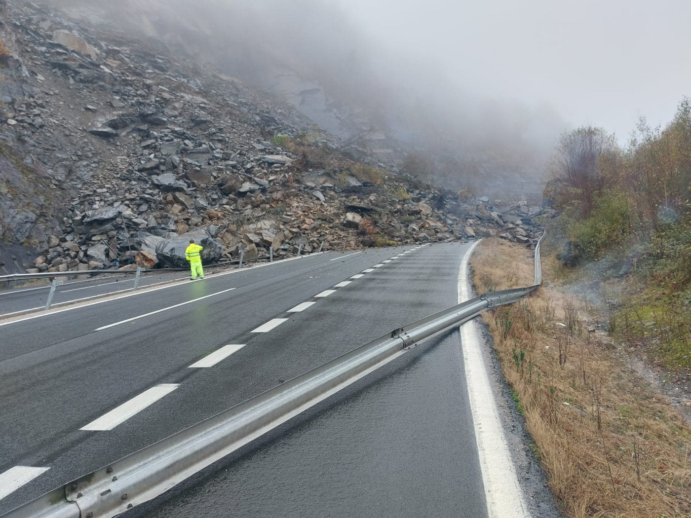 El argayo que corta la autopista del Huerna obliga a 8.800 vehículos a usar a diario la carretera de Pajares