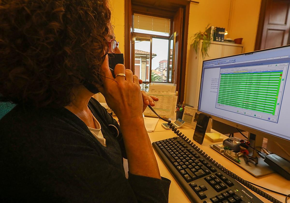 Una trabajadora de los servicios sociales de Avilés.