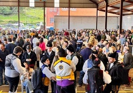 Asistentes, ayer, al certamen de la castaña valduna en Santullano, en Las Regueras.