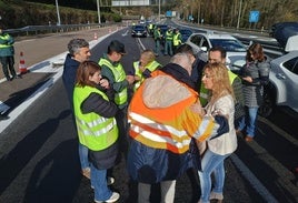 La alcaldesa de Lena, a la derecha, con Calvo y Lastra.
