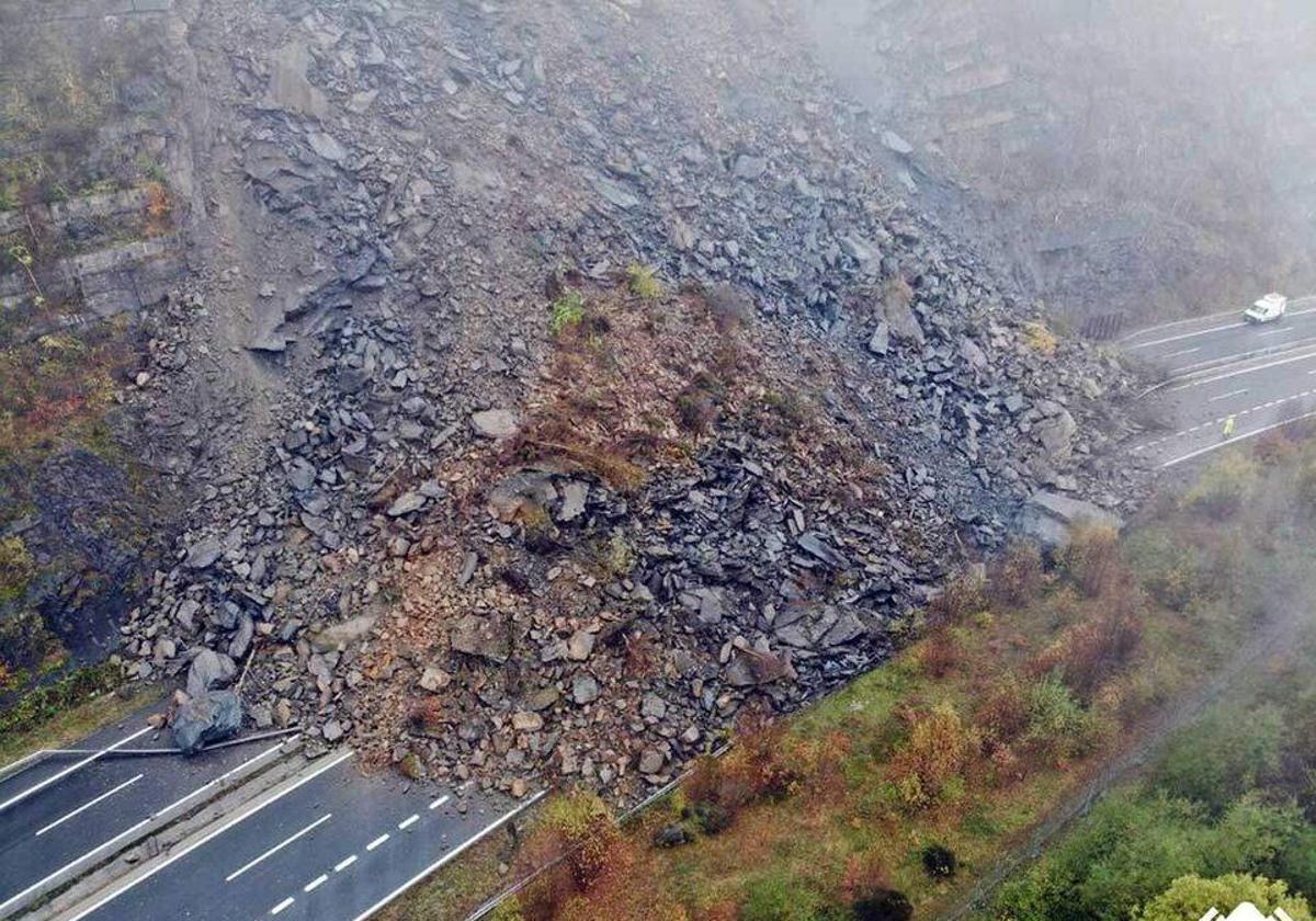 Vista aérea del argayo en la autopista del Huerna.