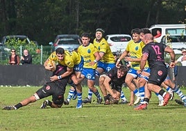 Cristian Serra percute, con Cao, Migale y Pastor apoyando en el partido del Pasek Belenos de Avilés en Zarautz.