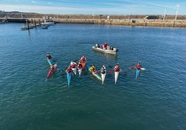 Piragüistas del Grupo Covadonga, el día del estreno del nuevo circuito en aguas del Puerto Deportivo de Gijón.