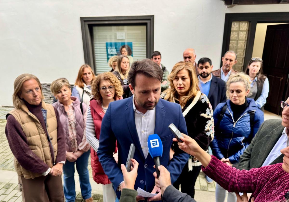 Álvaro Queipo, ayer, en Navia, con mandos regionales y locales del PP.