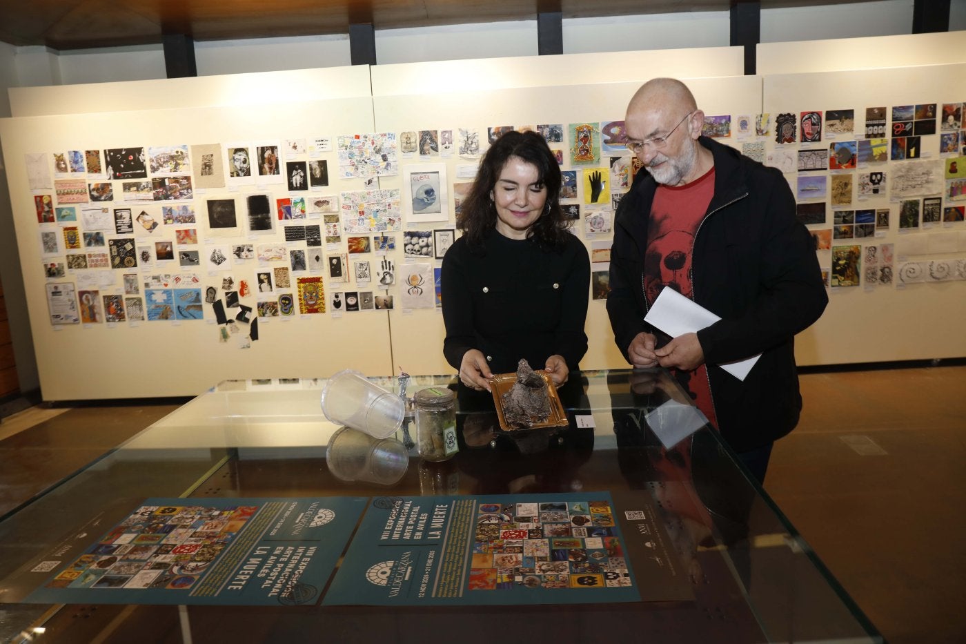 Yolanda Alonso y Ricardo Fernández muestra una de las obras recibidas para la exposición de arte postal de Avilés.