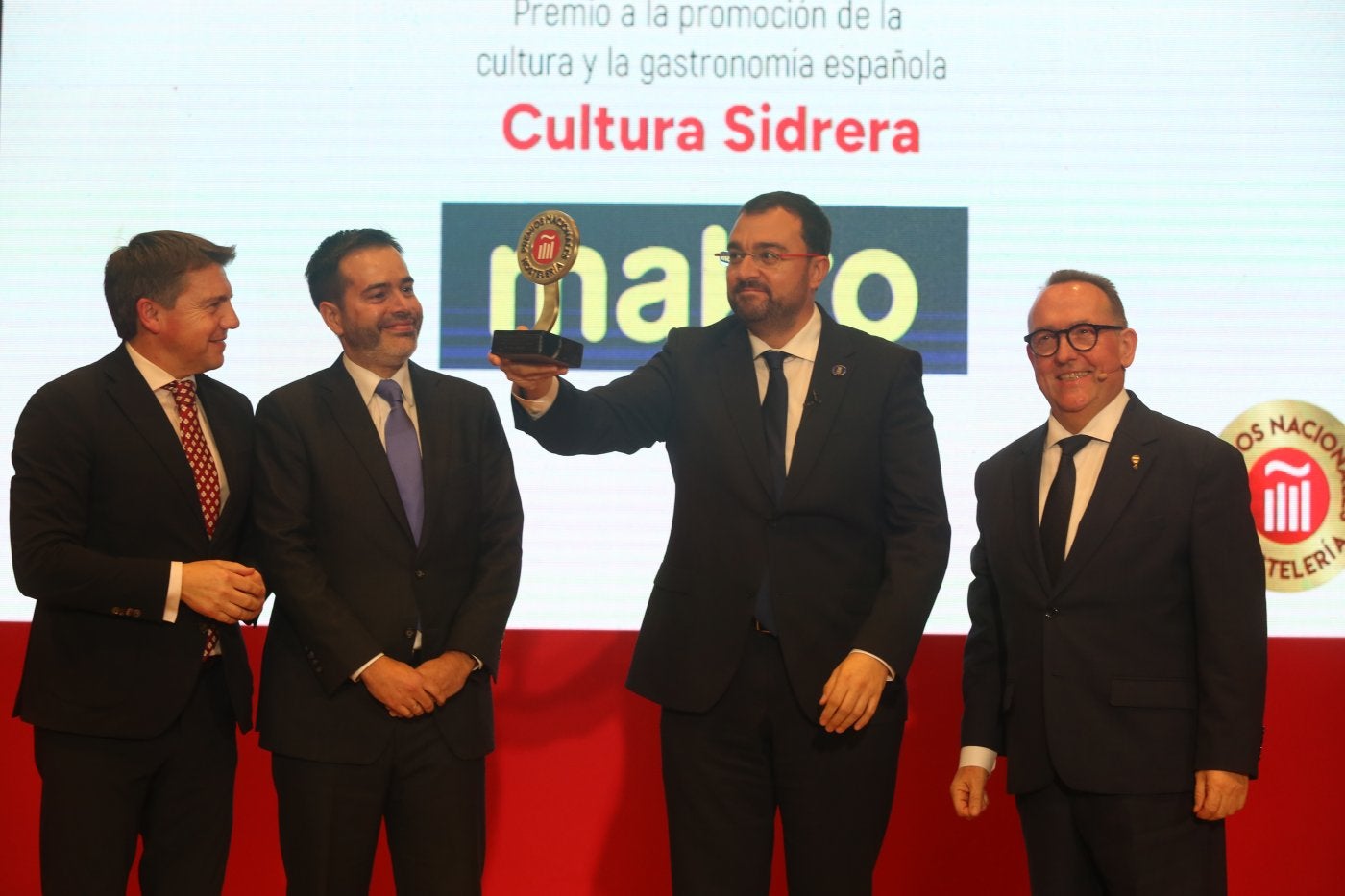 Adrián Barbón recoge el galardón en la categoría de Compromiso y Promoción con la Cultura a la cultura sidrera.