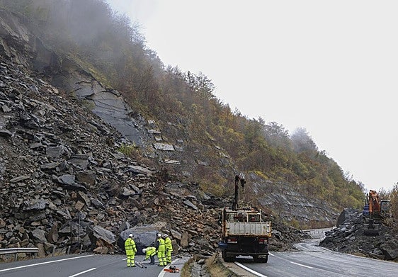 Los operarios trabajan sin descanso en la ladera y ayer lograron abrir un paso (a la derecha de la imagen)  para seguir con los trabajos.
