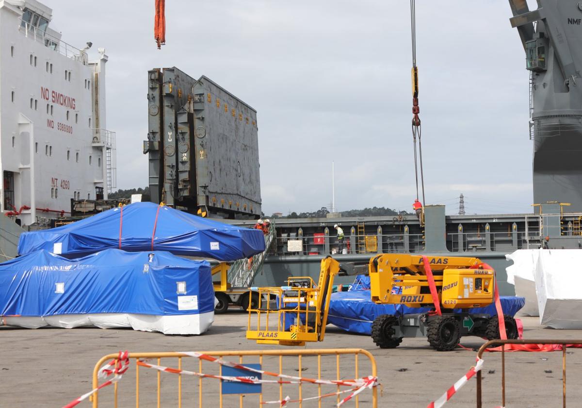 Embarque de piezas de Asturfeito en el Puerto de Avilés. La capacidad de producir cerca del puerto incrementa su competitividad.