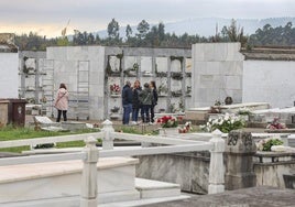 El cementerio de La Carriona, en Avilés, en vísperas de Todos los Santos.