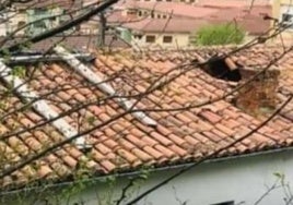 Situación de la techumbre del edificio de Barredos, en Laviana, que los vecinos piden derribar.