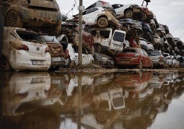 Varios coches, que fueron arrastrados por el agua tras el paso de la DANA, almacenados en un descampado en Paiporta, Valencia.