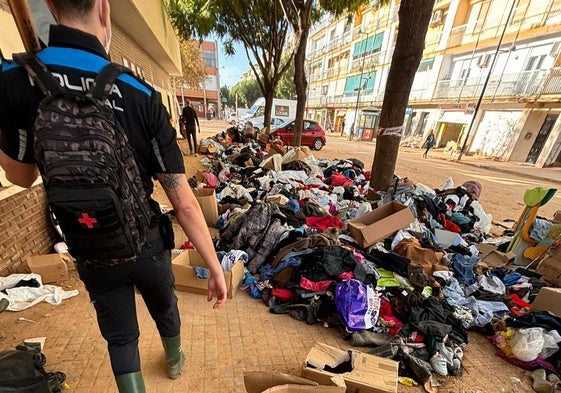 Un agente de la Policía Local de Castrillón como voluntario en una zona afectada de Valencia.